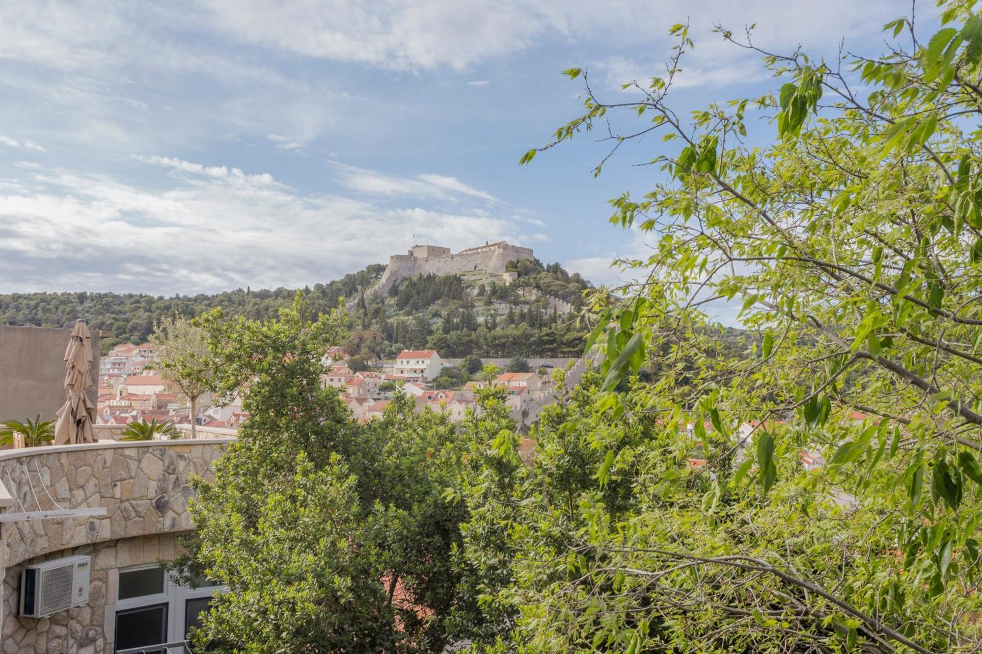Mamma Mia Apartments-City Center Hvar Town Bagian luar foto