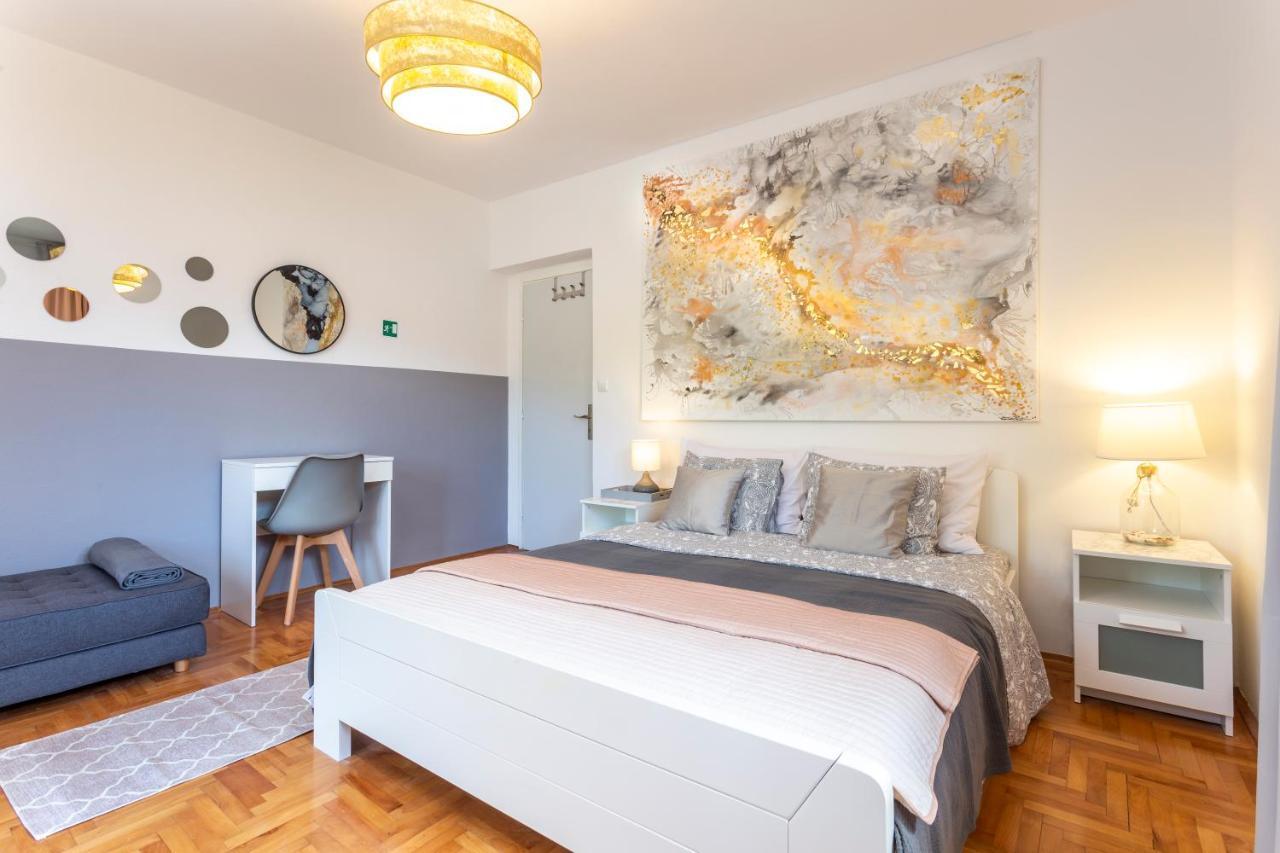 Mamma Mia Apartments-City Center Hvar Town Bagian luar foto
